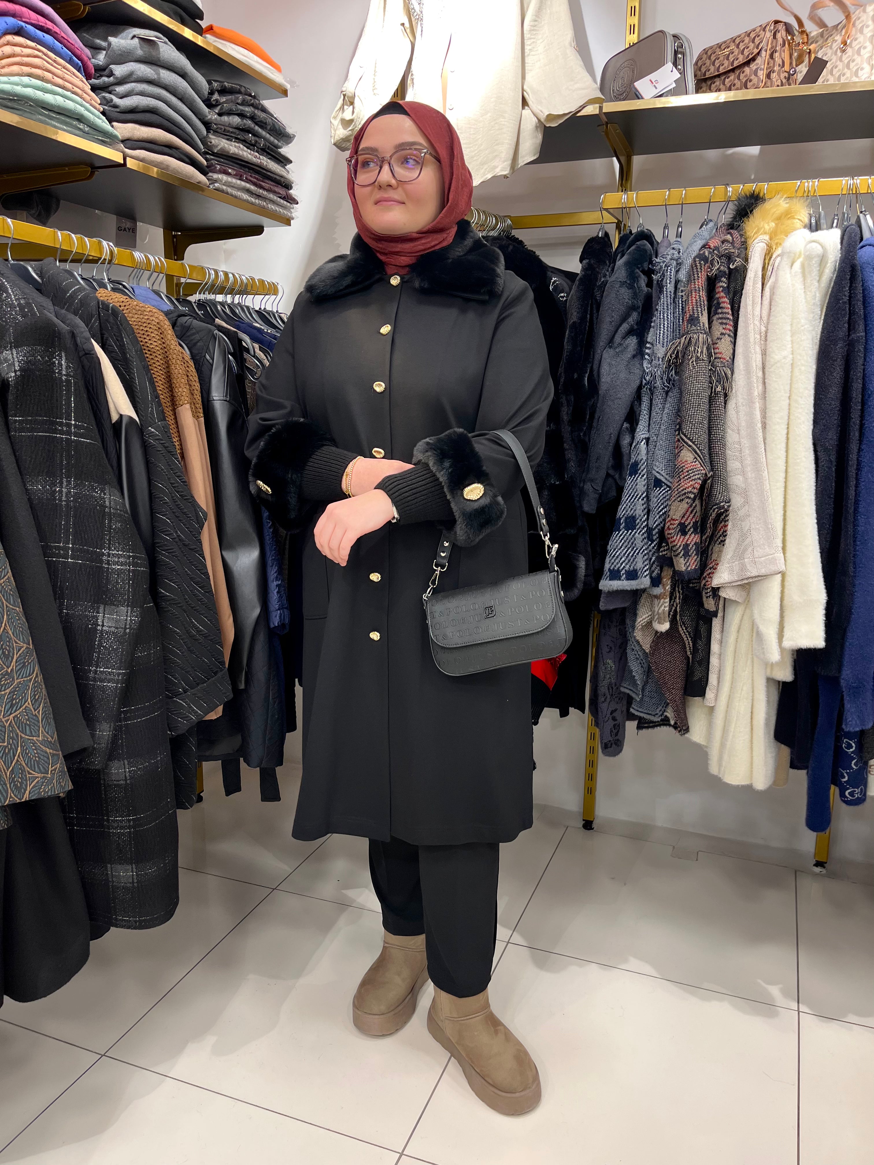 Gold Düğmeli Kolu ve Yakası Kürklü Astarsız Kaban - 26045