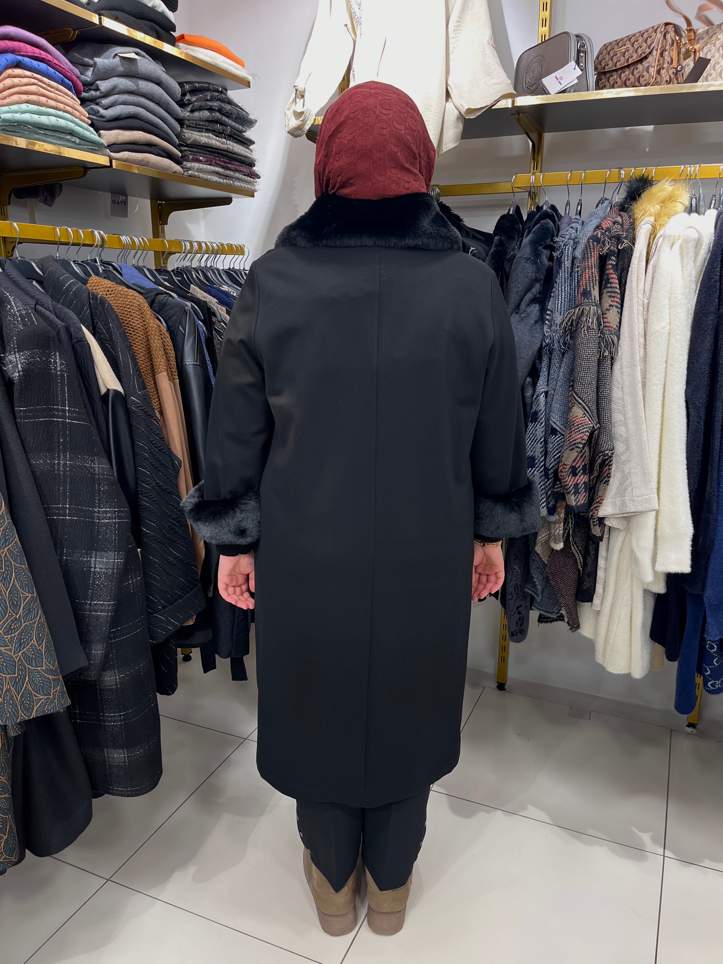 Gold Düğmeli Kolu ve Yakası Kürklü Astarsız Kaban - 26045