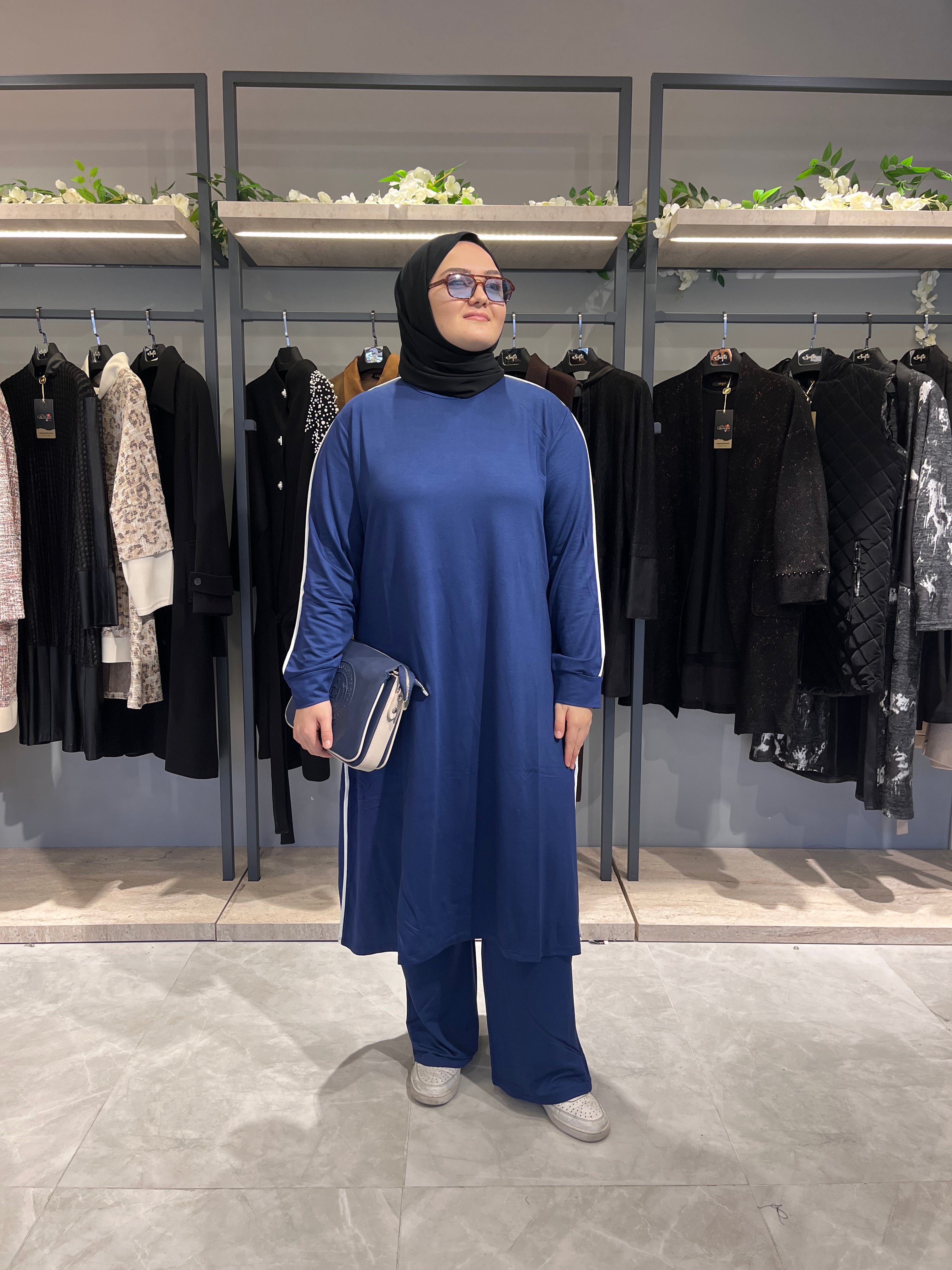 Yırtmaç Detaylı  Beyaz Biyeli Pantolonlu Takım - 805