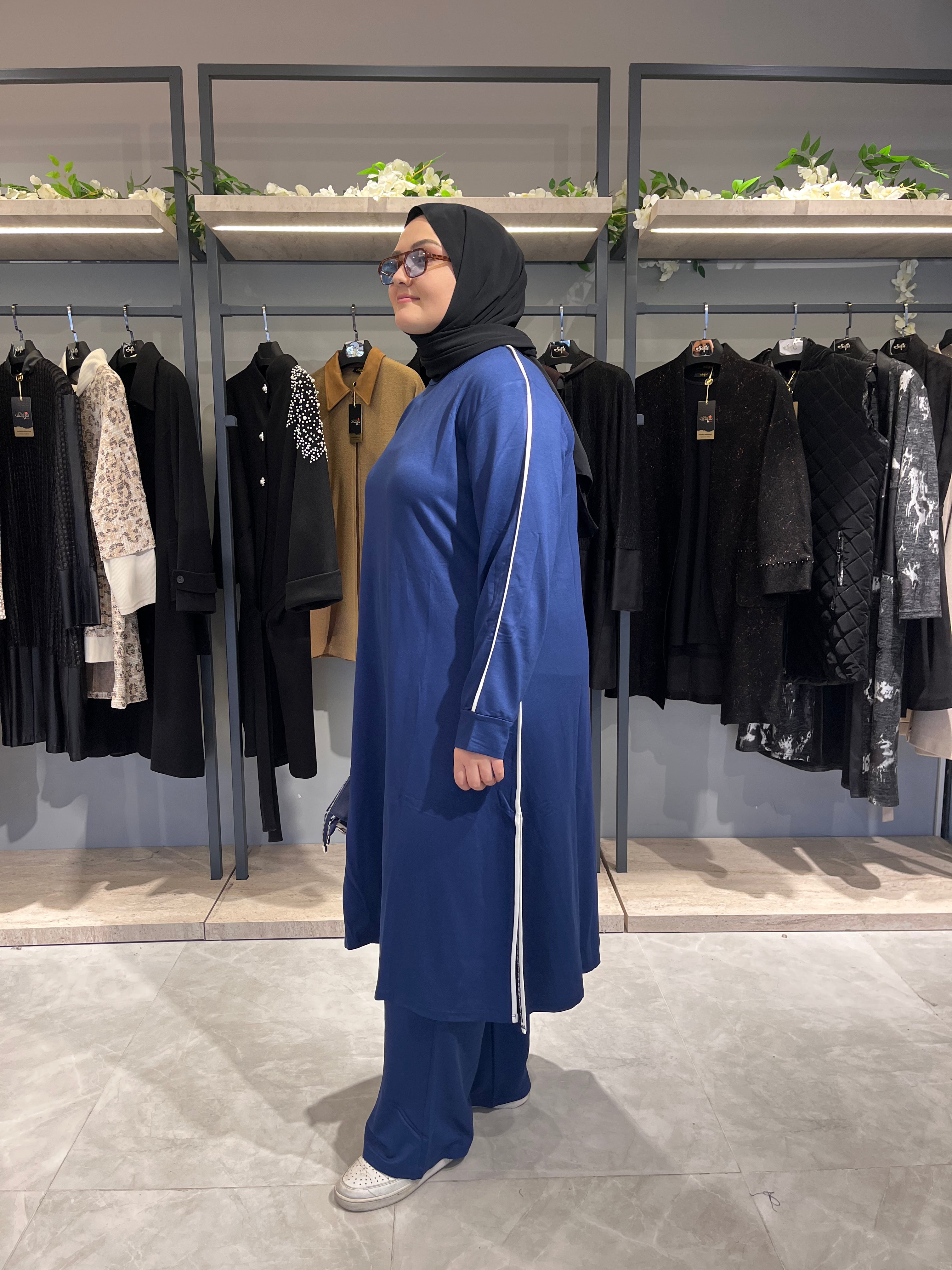 Yırtmaç Detaylı  Beyaz Biyeli Pantolonlu Takım - 805