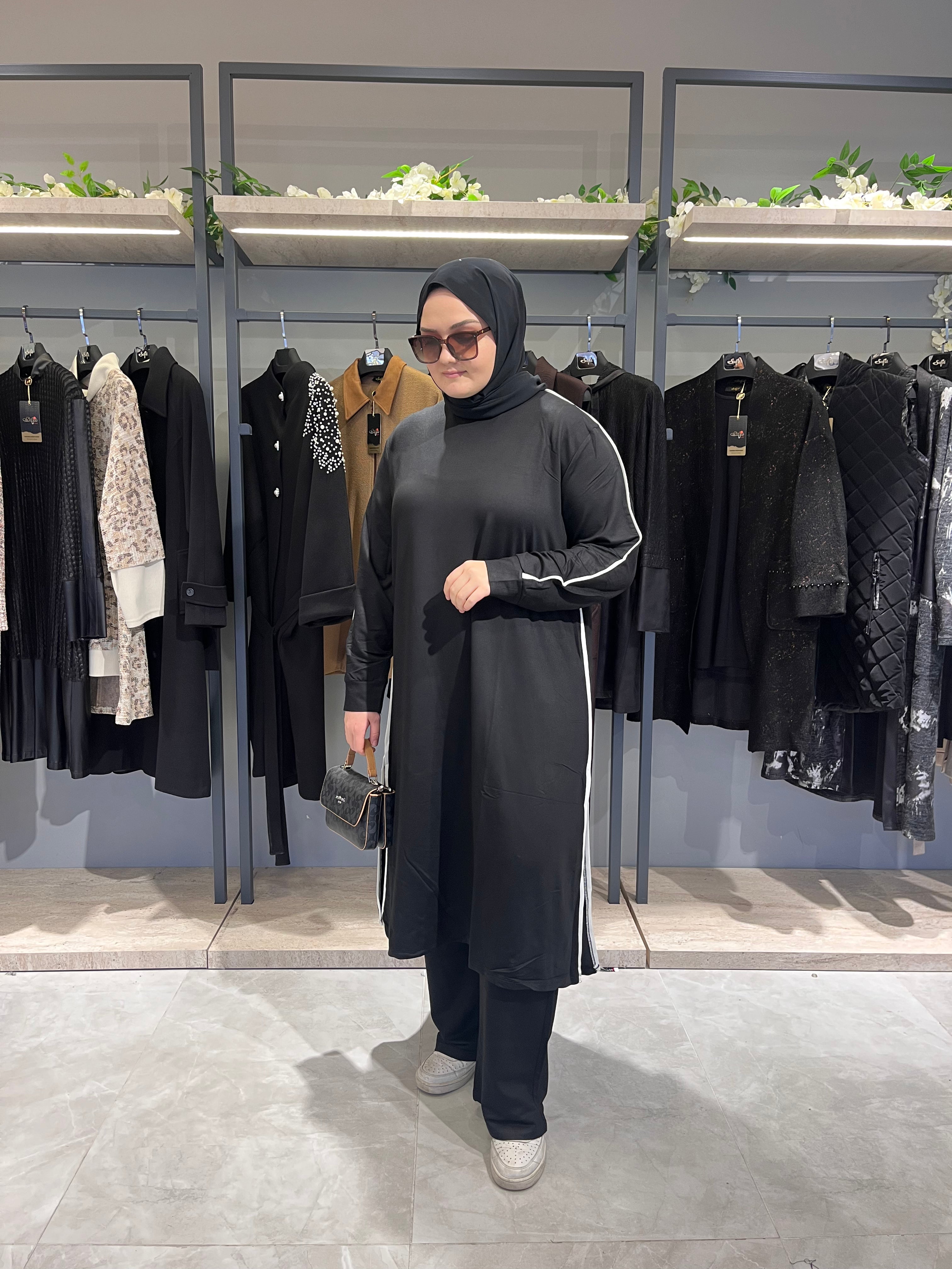 Yırtmaç Detaylı  Beyaz Biyeli Pantolonlu Takım - 805