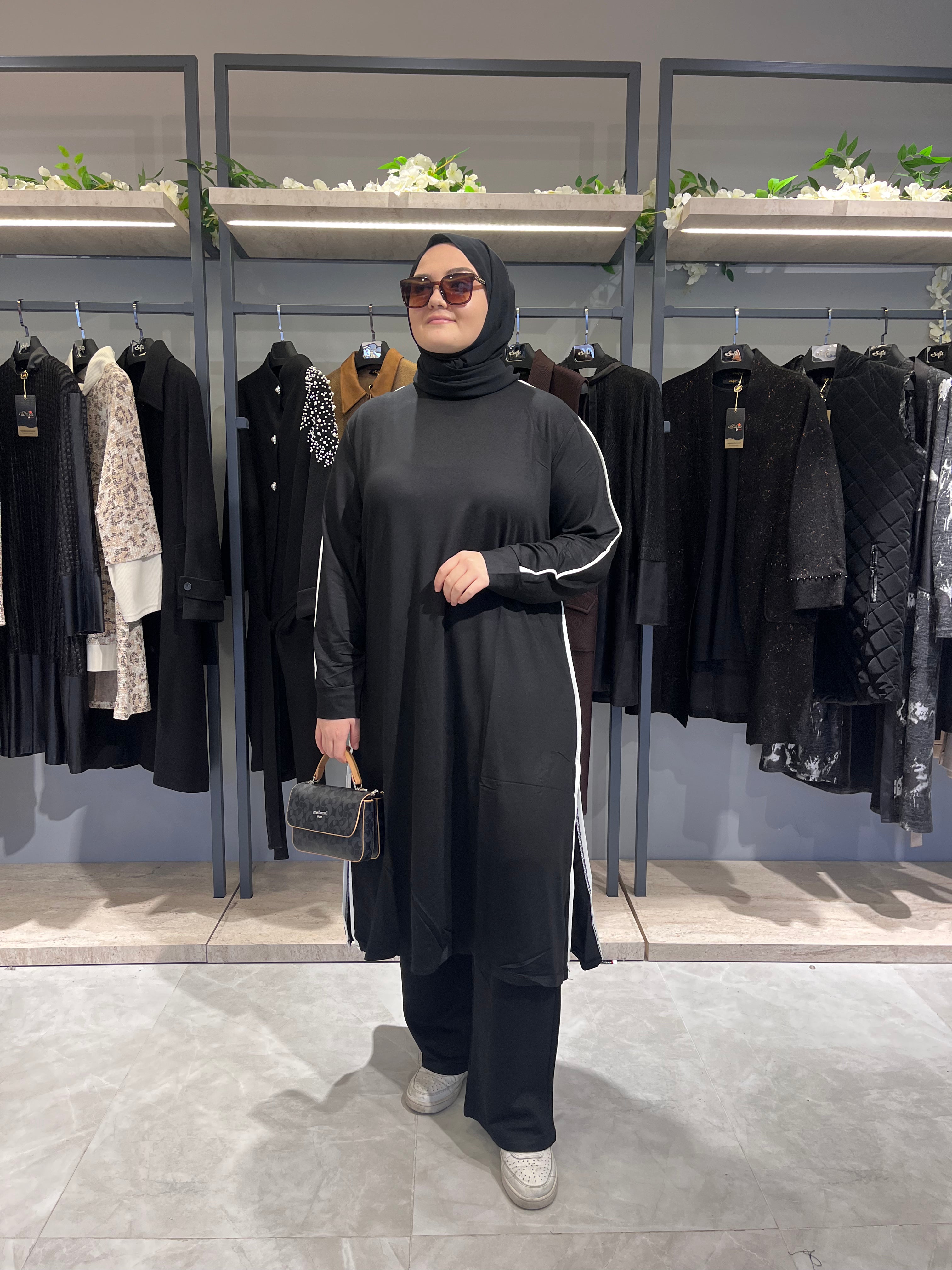 Yırtmaç Detaylı  Beyaz Biyeli Pantolonlu Takım - 805